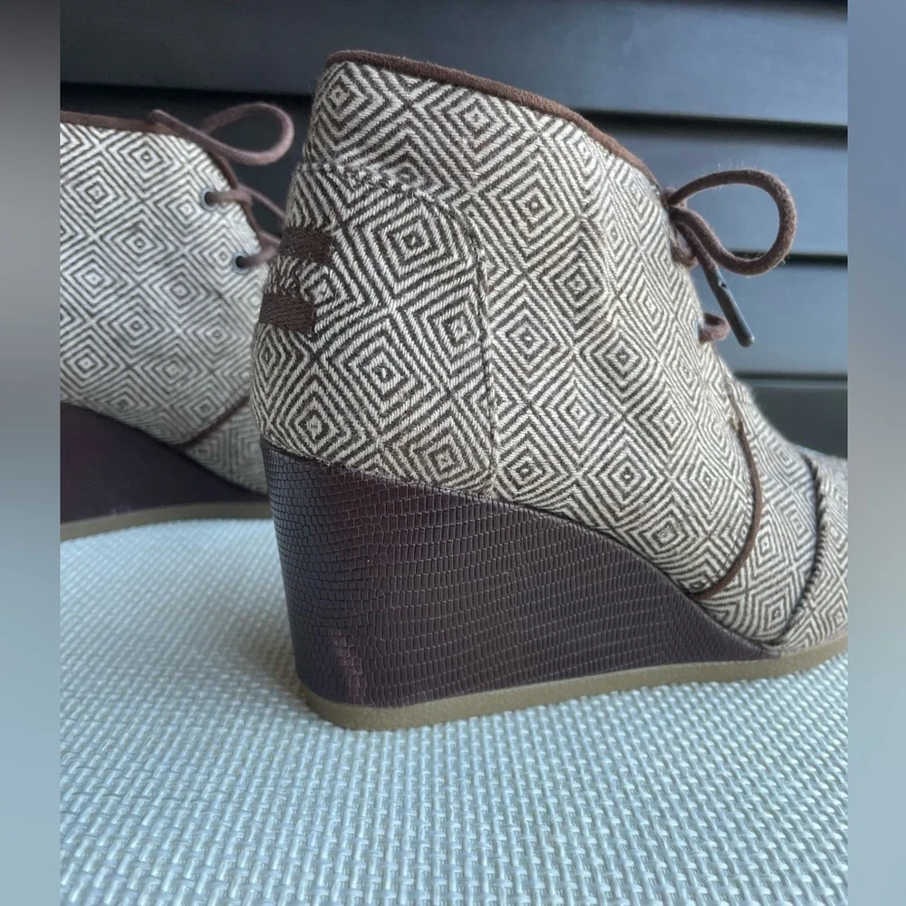 Tom’s Brown Wedge Heel Lace Up booties Size 7